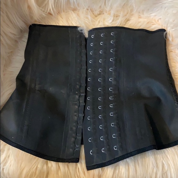 Latex corset - Picture 3 of 3